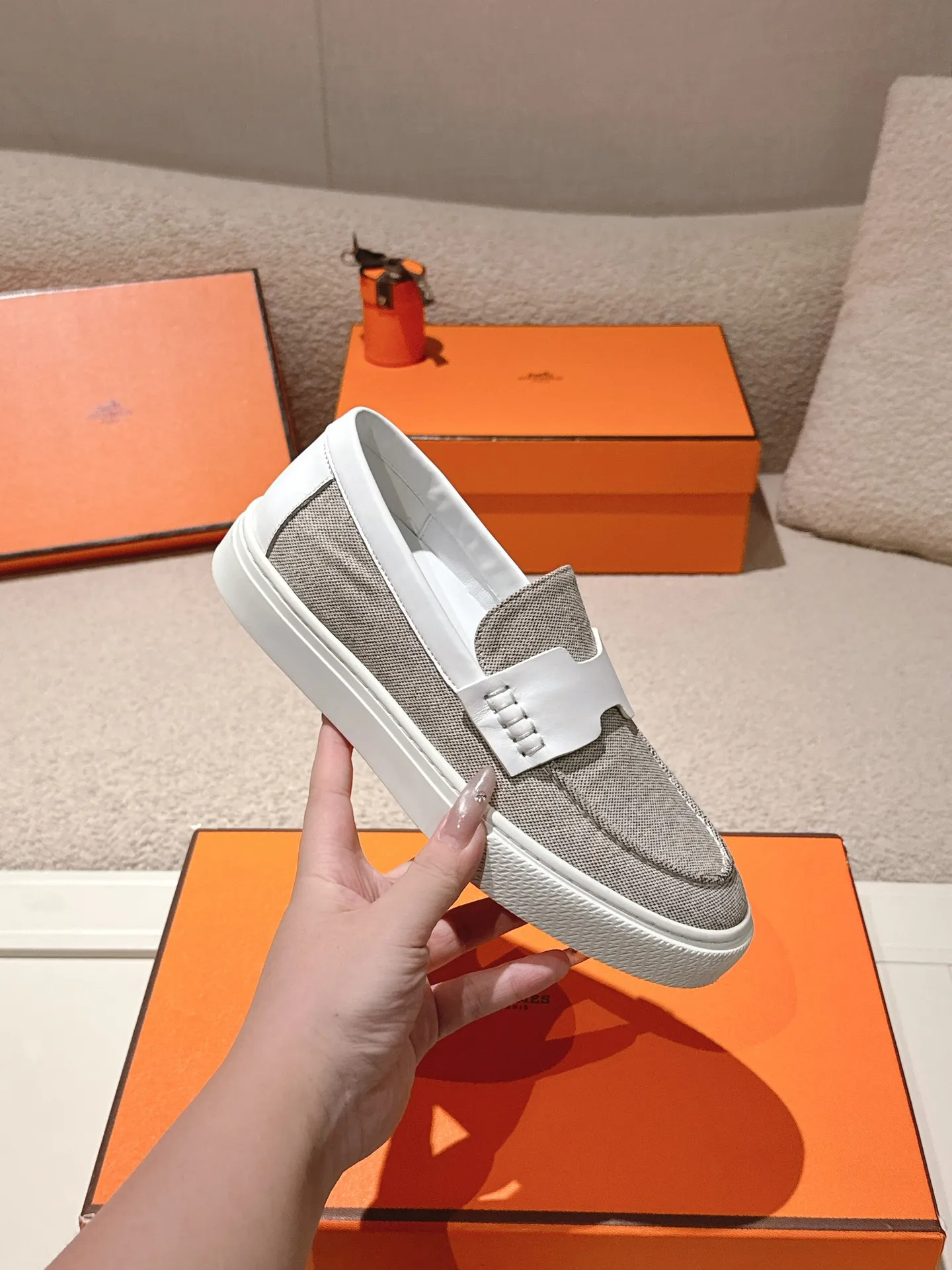 Men's men's shoes P620! Hermes# Thick Sole Couple Loafers These lace-up free sneakers in calfskin and washed denim feature signature "H" details. The design is simple and smooth, creating a fashionable urban look. It is comfortable and versatile. H family classics are not outdated, and the delivery counter is beautifully packaged🛍📦 Fabric: Original customized washed denim/first-layer cowhide Lining: Imported soft sheepskin Sole: Original open-molded anti-slip TPU material Size: 35-45